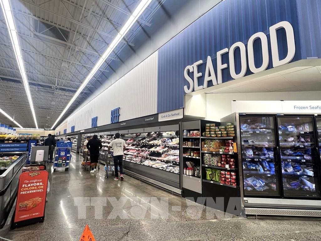 Khách hàng mua sắm tại siêu thị Walmart ở thủ đô Washington D.C. (Ảnh: TTXVN) Media